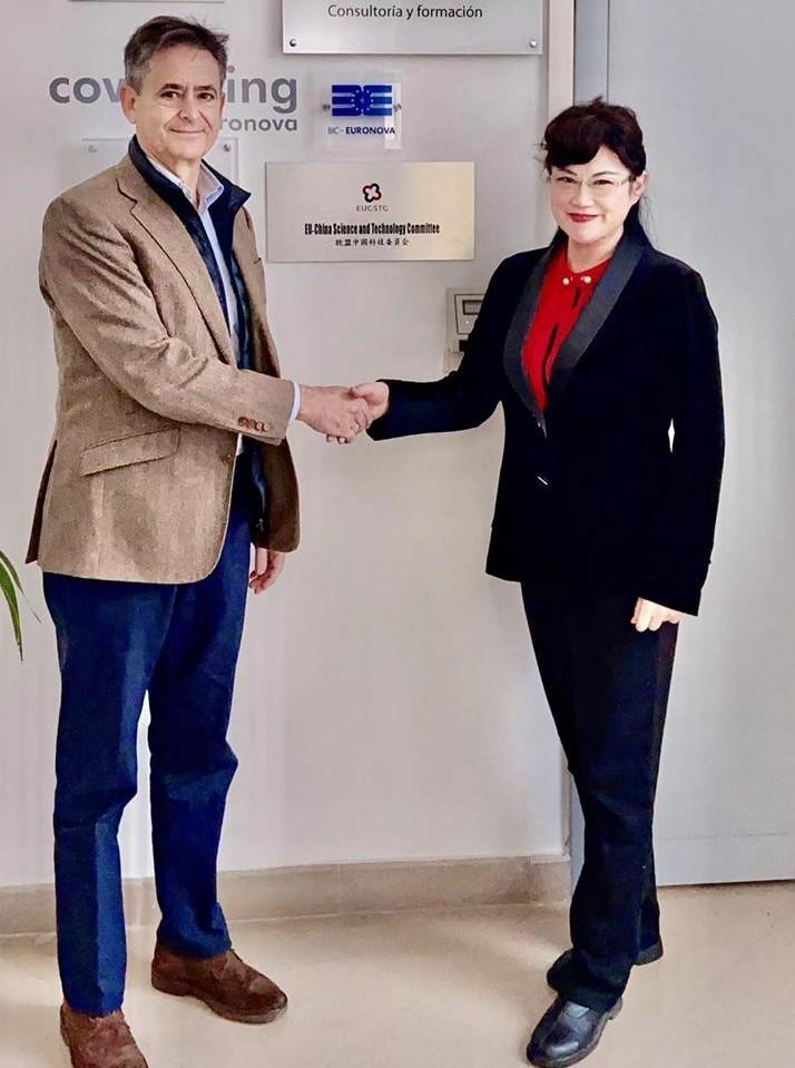 Firma del convenio con Álvaro Simón de Blas, Director General de BIC Euronova, y  Lucy Gan, Secretaria General de  EU-CHINA Science and Technology Committee (EUCSTC)