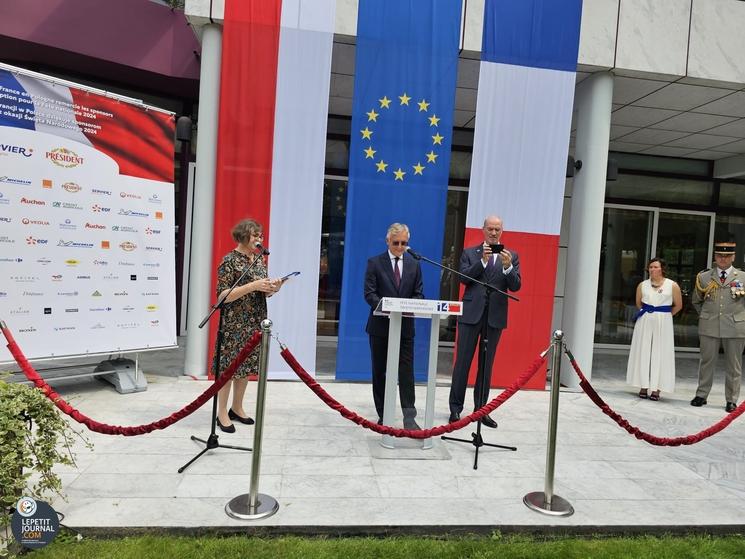 Marek Prawda, Sous-secrétaire polonais d'État aux Affaires étrangères, M. Étienne de Poncins, Ambassadeur de France en Pologne, Lucie Stepanyan, première conseillère à l’Ambassade de France en Pologne et Colonel Pierre-Marie Lejeune, attaché de défense à l’Ambassade de France en Pologne. Photo Bénédicte Mezeix pour Lpj.com Varsovie