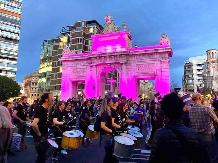 Un cortège de manifestantes avec des tambours pour la journée de la femme 8M à Valencia