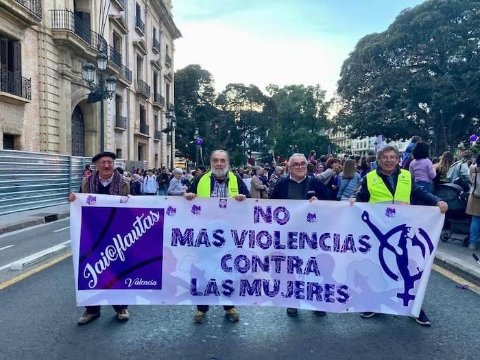 Des hommes en train de manifester avec une banderole pour le 8M à Valencia