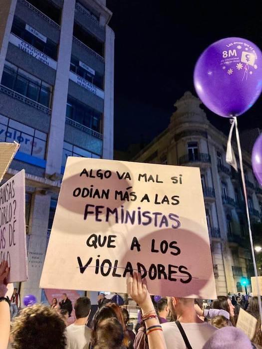 Des pancartes féministes lors de la manifestation du 8M à Valencia