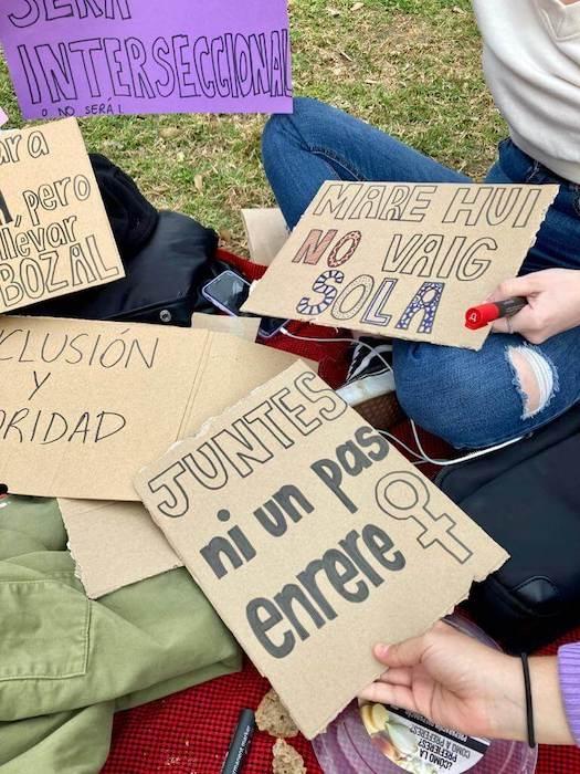 des pancartes avec des phrases féministes pour le 8M à Valencia