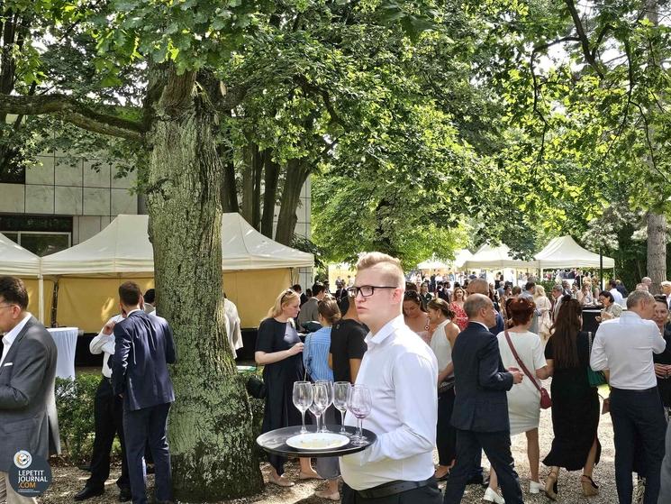 Jardin de l’Ambassade de France en Pologne à Varsovie lors de la cérémonie du 14 juillet 2024. Photo Bénédicte Mezeix pour Lpj.com Varsovie