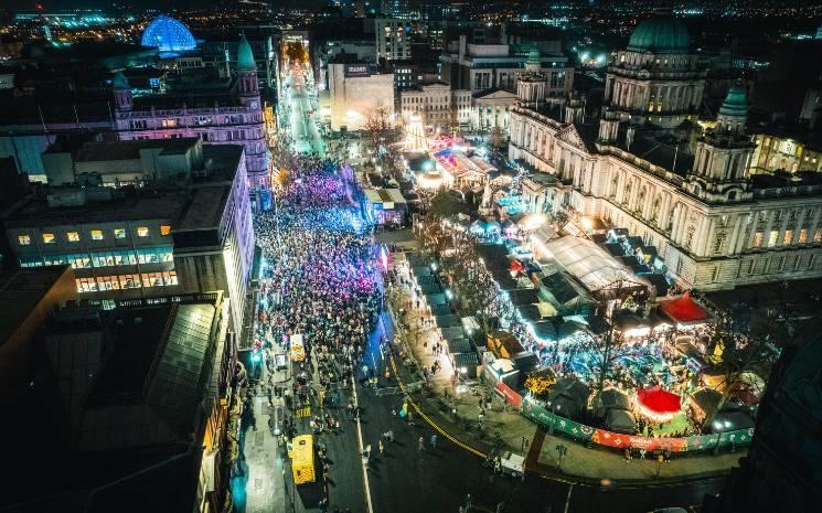 Vue aérienne du marché de Noël de Belfast la nuit, comté de Belfast