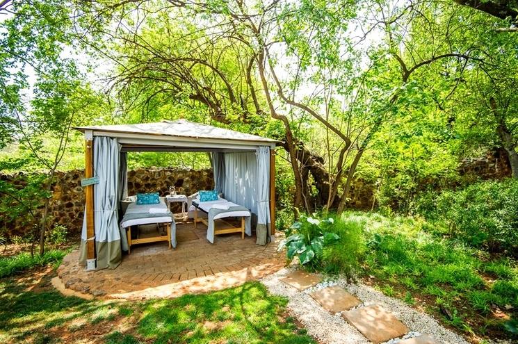 Deux tables de massage dans un bel ecrin de verdure