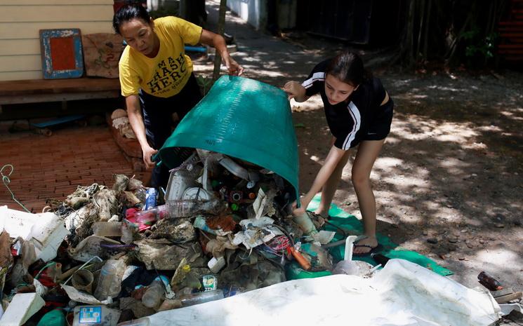 Une veliplanchiste thailandaise ramasse les dechets plastiques