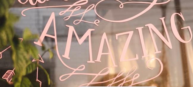 Le mot Amazing sur une vitrine