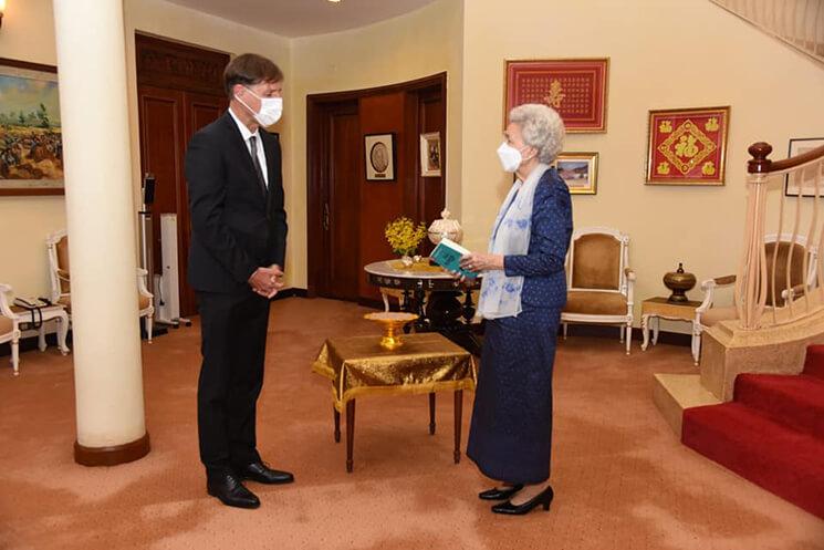 Ambassadeur de France et reine mere du Cambodge