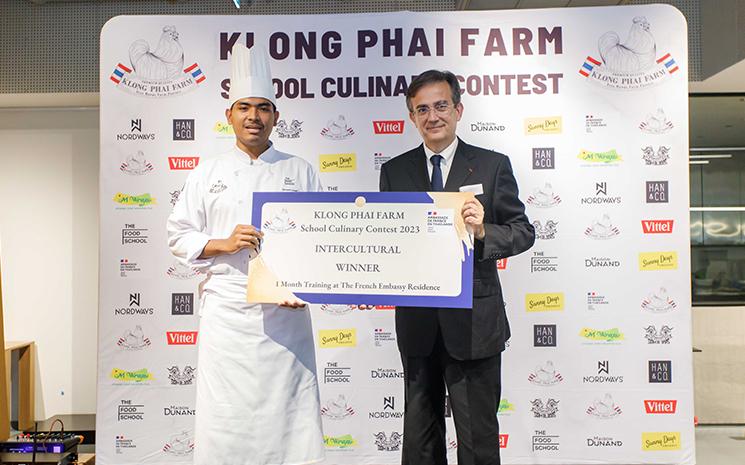 L'ambassadeur de France en Thailande Thierry Mathou remet le prix interculturel a un jeune chef