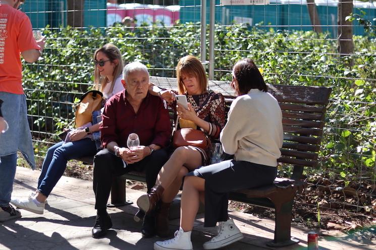 trois femmes et un homme âgé sur un banc lors du festival mostra proava