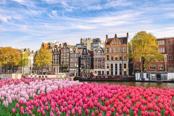 Amsterdam Pays-Bas, Maison hollandaise au bord du canal avec fleur de tulipe printanière