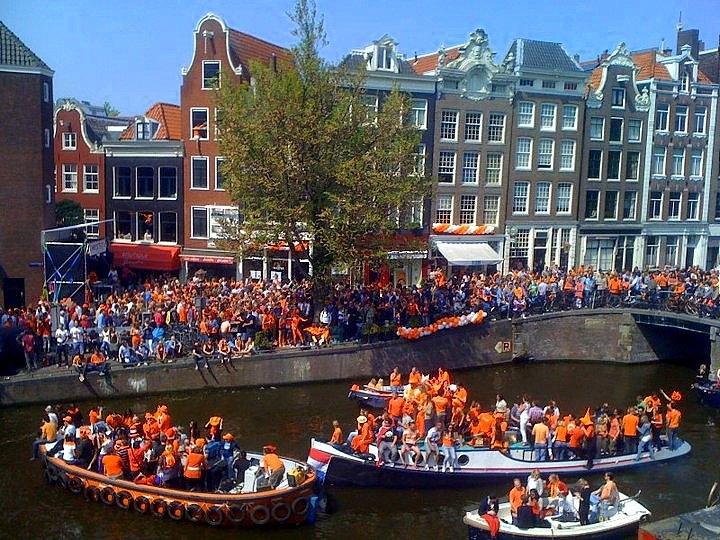 Canal à Amsterdam lors du Koningsdag