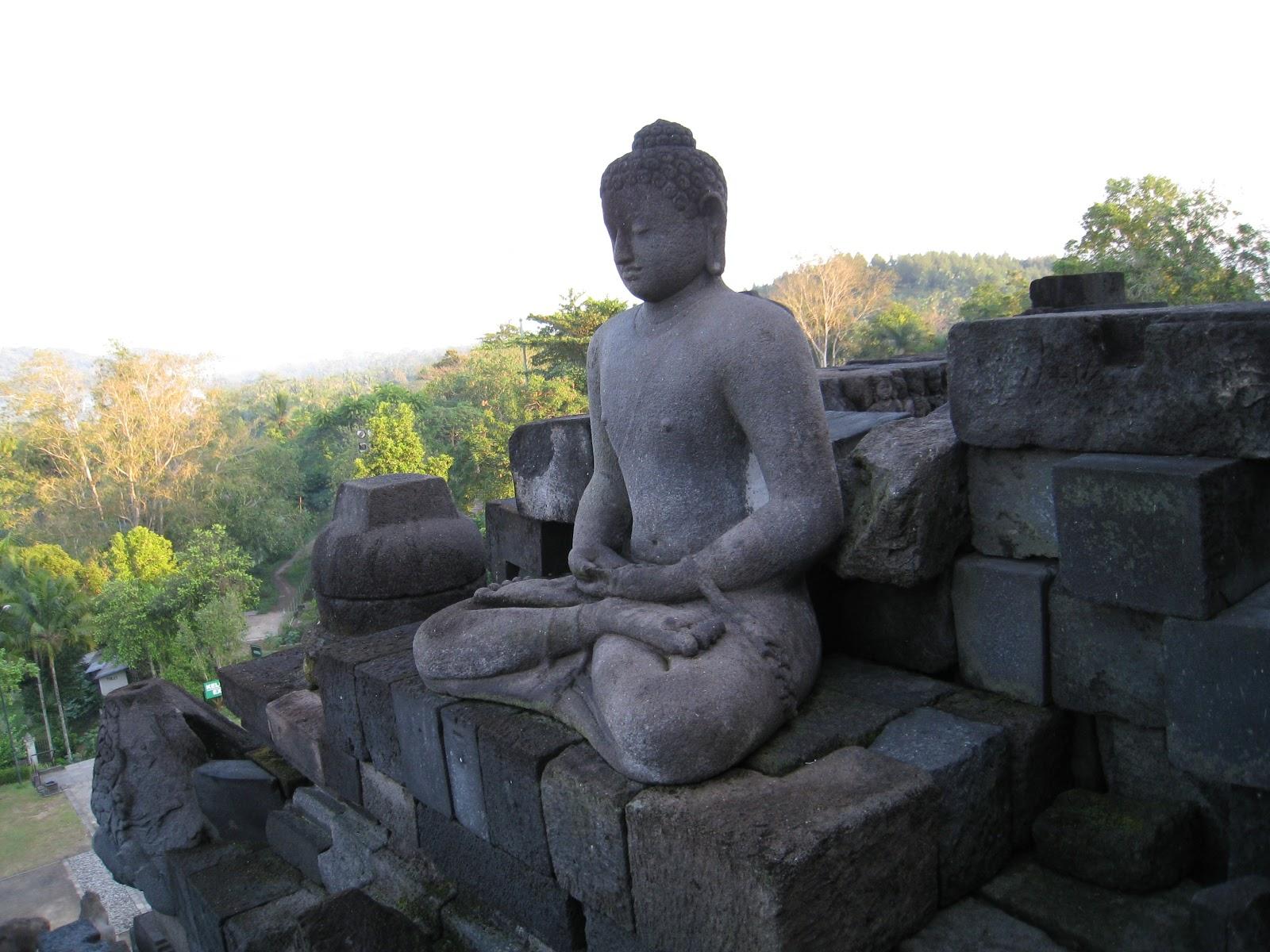 Anandajoti Bhikkhu bouddha en méditation