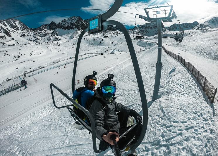 Deux influenceurs en train de se filmer sur une piste de Ski en Andorre