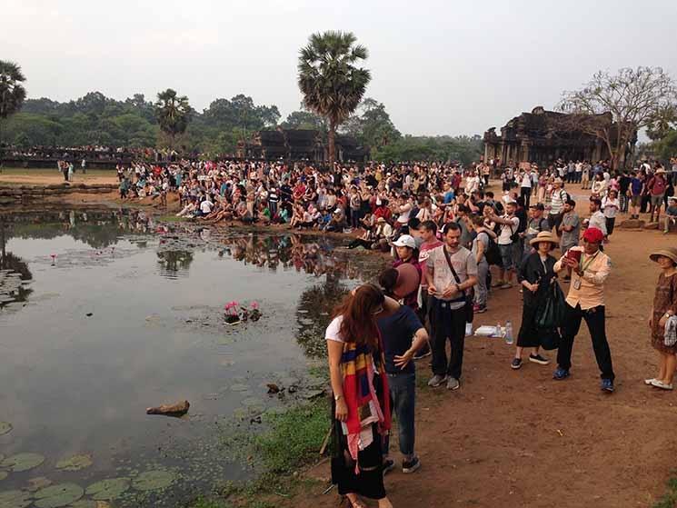 Plusieurs centaines de personnes attendaient régulièrement le lever de Soleil sur Angkor en 2019