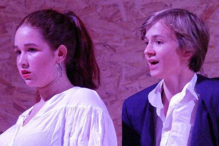 Anissa et Camille en 2017 lors de l'inauguration de la salle polyvalente du Lycée