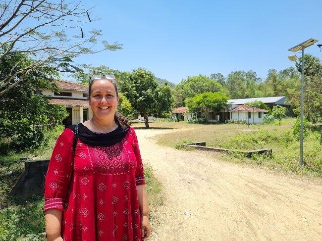 Anne, devant les logements créés par Point Coeur au Jardin de la miséricorde. Photo : Rachel Matalon