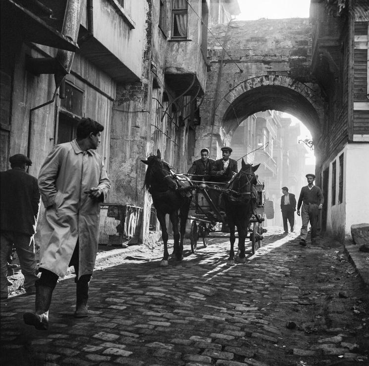 Un homme regarde une carriole approcher dans le quartier de Şehzadebaşı, à Istanbul, 1958 