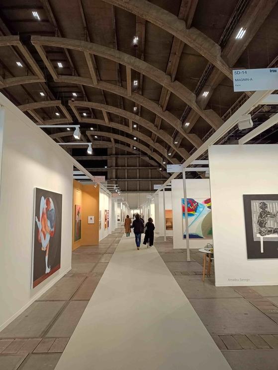 Une allée de la foire Art Brussels