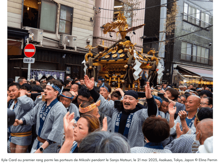 Kyle Card parmi les porteurs de Mikoshi pendant le Sanja Matsuri