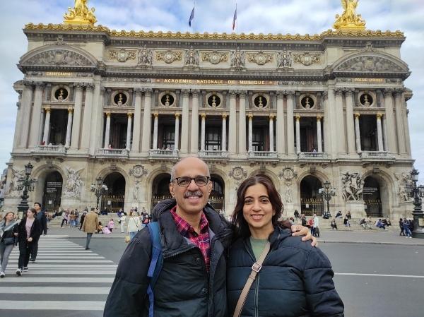 Ashok et Kanchan devant l'Opéra Garnier