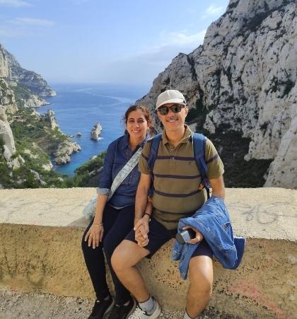 Ashok et Kanchan devant les calanques