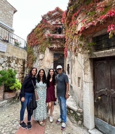 Ashok et Kanchan et leurs filles à Eze