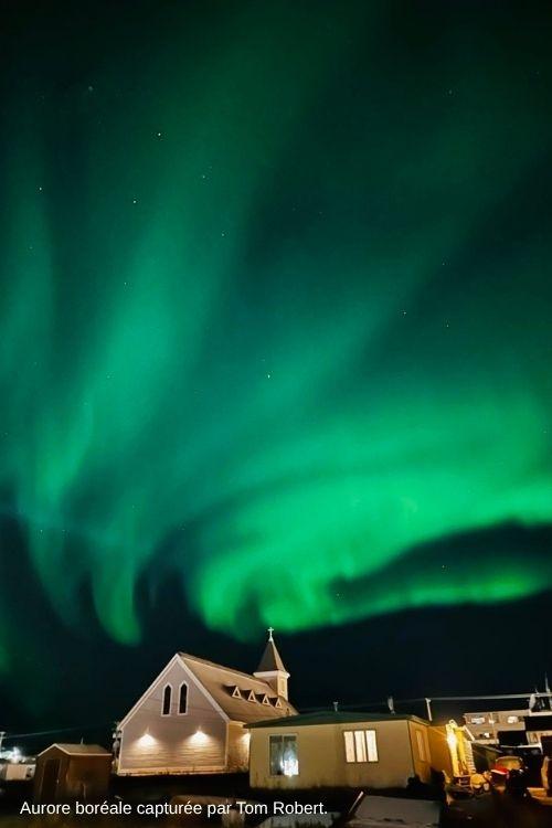 Aurore boréale observée dans le Nord canadien. Une photographie prise par Tom Robert lors de ses déplacements dans les communautés inuites.