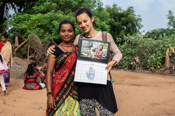 Un calendrier d'Ake ABSL vendu par Aurelie Fischer au profit des gypsies