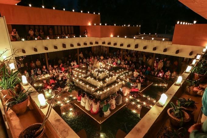 Méditation dans le pavillon tibétain à Auroville