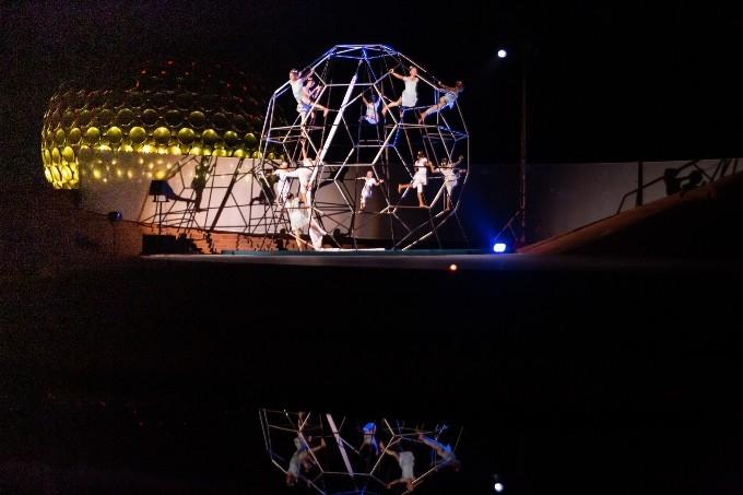 Un spectacle autour du Matrimandir à Auroville