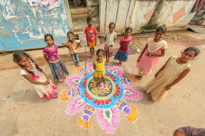 Un kolam devant une porte à côté d'Auroville