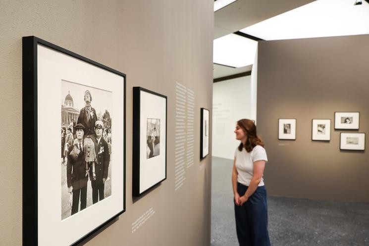 Une femme dans une exposition photo à Hambourg sur le photographe Cartier-Bresson