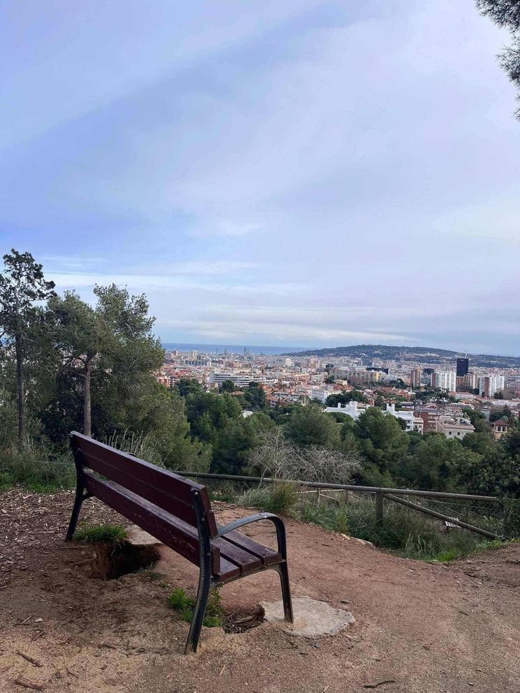 Banc en haut de la montagne en face d'une vue imprenable de a ville de Barcelone et de ses plages