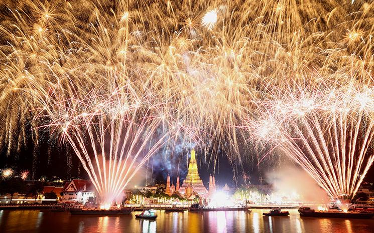 Vue du fleuve Chao Phraya lors du feu d'artifice de nouvel an 2023 a Bangkok