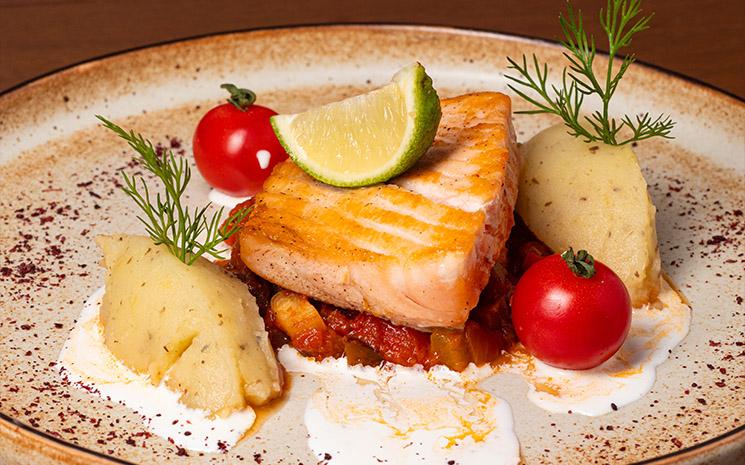 Plat de saumon au restaurant Nico's grill & craft à Bangkok