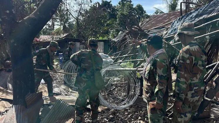 Des barbelés thaïlandais retirés, mais la méfiance persiste