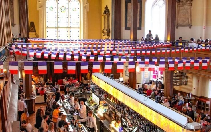 Pub The Church à Dublin décoré avec des drapeaux français