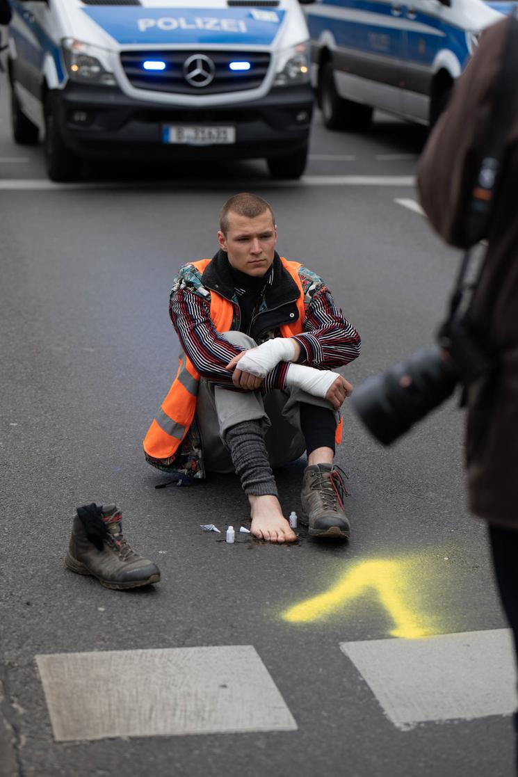 Un militant de Letzte Generation, pied collé sur la route