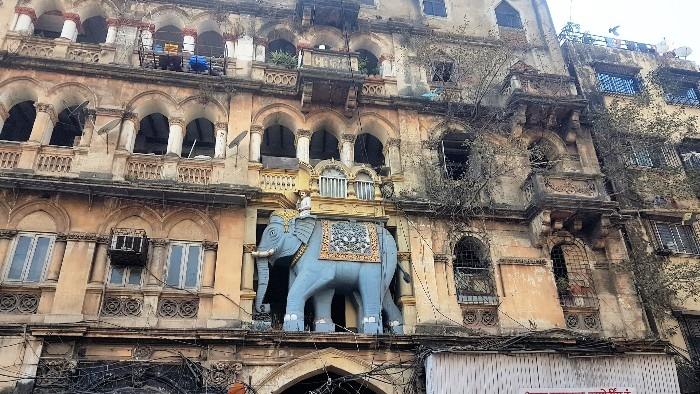 La façade du Bhangwadi Theatre à Mumbai