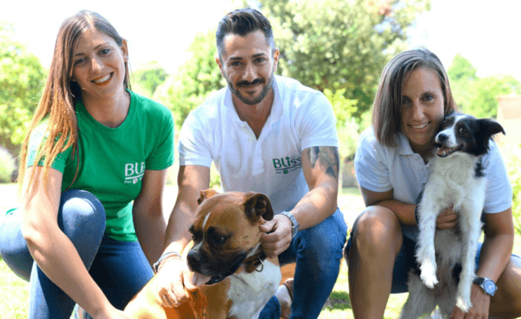 hommes et femmes avec animal domestique sur l'herbe