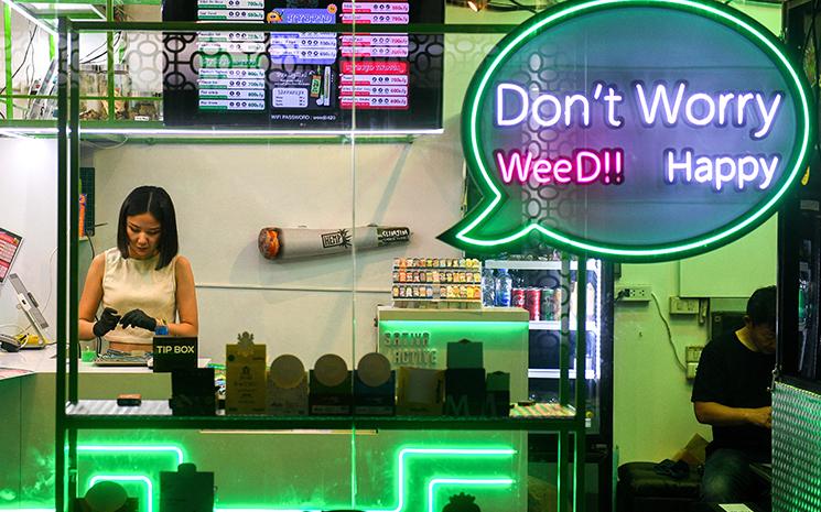 Une vendeuse dans un dispensaire de cannabis en Thailande