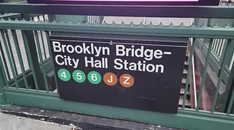 Entrée de la station Brooklyn Bridge–City Hall, sous laquelle se cache l’ancienne station mythique de City Hall ©️Lola Neto 