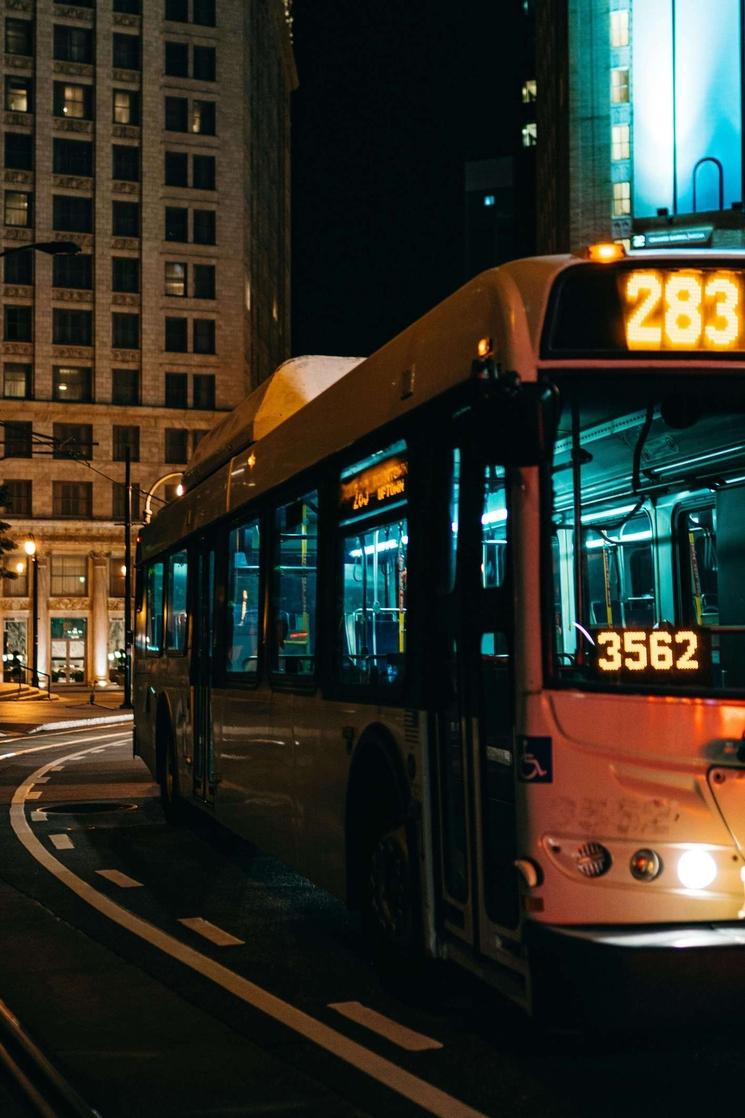 Bus de nuit roulant dans la ville tard le soir