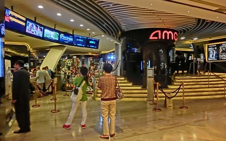 queue devant un cinéma à Hong Kong