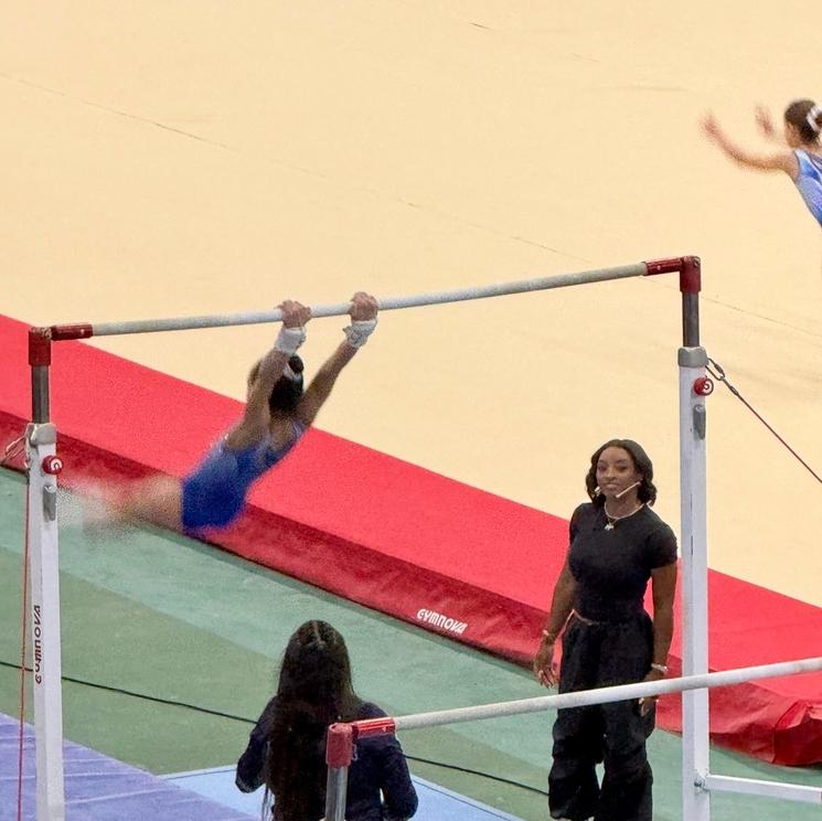 Simone Biles durant la clinique de gymnastique à Buenos Aires