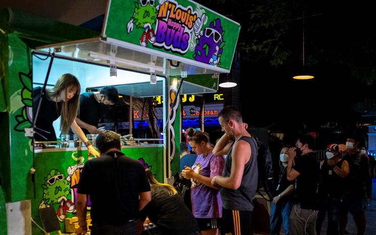 Vue d'un camion de cannabis sur Khao San road a Bangkok