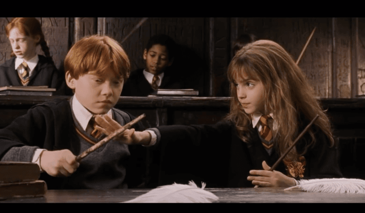 Hermione apprend à Ron à faire le sort Wingardium Leviosa