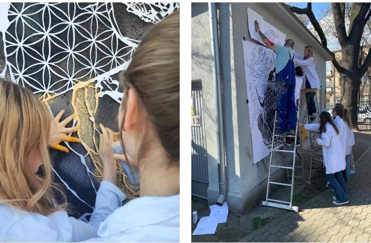 Des enfants peignent la fresque