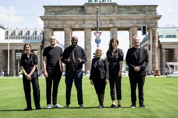 les organisateurs du projet pris en photo dans la fan zone